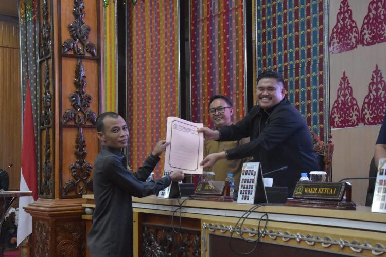 Rapat Paripurna Pengesahan Perubahan Propemperda Tahun 2025 DPRD Kabupaten Bengkalis Dihadiri Bupati Kasmarni