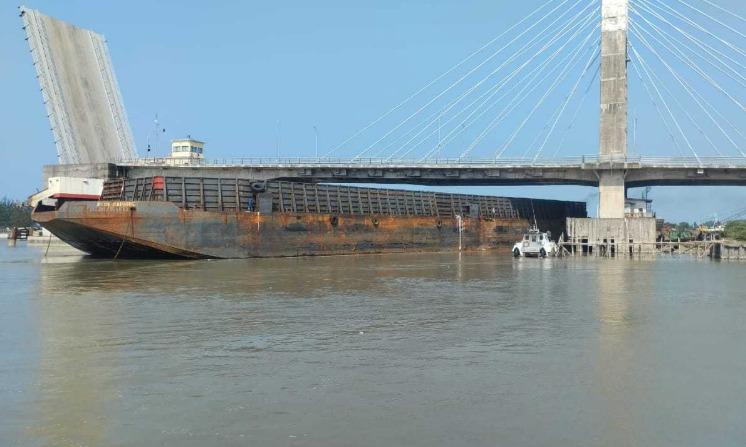 Tugboat Kandas, Arus Kuat Seret Tongkang Tabrak Jembatan EMAS Pangkalpinang