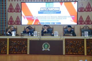 Penyampaian Pandangan Umum Fraksi Ranperda APBD 2024 Didengarkan Wabup Bagus