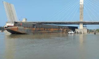 Tugboat Kandas, Arus Kuat Seret Tongkang Tabrak Jembatan EMAS Pangkalpinang