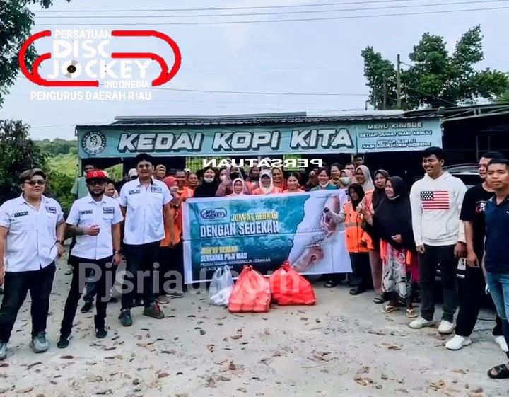 Jelang Sholat Jumat, Pengda PDJI Riau Melaksanakan Bhakti Sosial Jumat Berkah