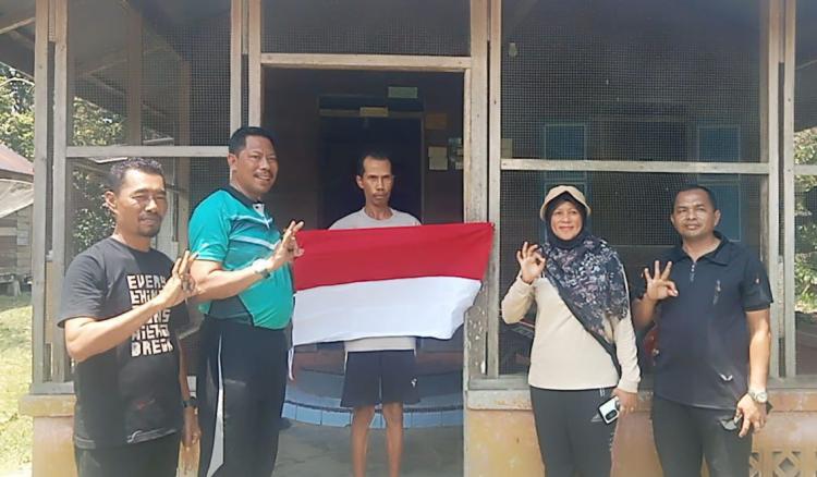 Sebagai Partisipasi Semarakkan Hari Kemerdekaan, Satpol PP Bengkalis Bagikan 100 Bendera Merah Putih 