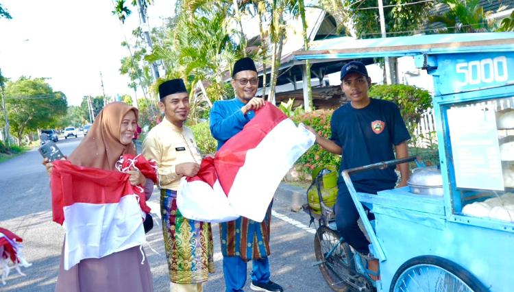 Untuk Gelorakan Semangat Kemerdekaan, Bupati Kasmarni Instruksikan PD Bagikan Bendera Merah Putih