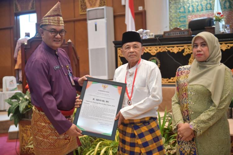 Penghargaan Dua Tokoh Pejuang Asal Kabupaten Bengkalis Gubri Abdul Wahid