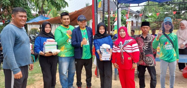 Kolaborasi Karang Taruna Ceria dan KNPI: Dorong Minat Belajar Anak Melalui Pembagian Buku dan Masker