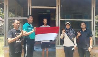 Sebagai Partisipasi Semarakkan Hari Kemerdekaan, Satpol PP Bengkalis Bagikan 100 Bendera Merah Putih 