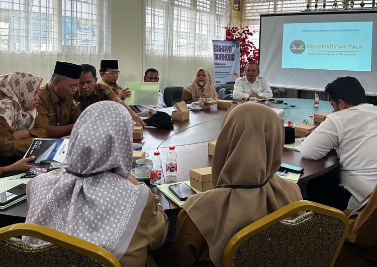 SMAN Plus Riau Gandeng Bimbel IDK Priority Arutala Gelar Pelatihan Pengasuhan dan Kemimpinan