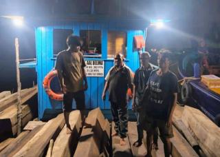 Gakkum Kehutanan Bersama Bakamla Ungkap 443 Batang Kayu Ilegal
