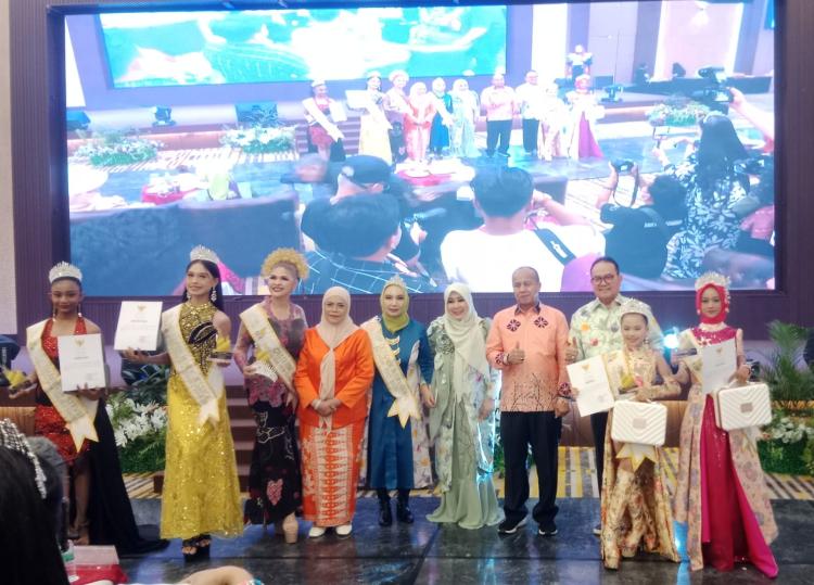 Dihadiri Desainer Malaysia dan Filipina, Gubri Ajak Kembangkan Batik Riau Lewat IRFW 2025 Season 2