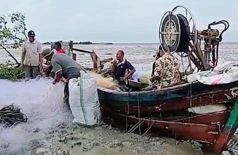 Waspada Cuaca Ekstrem, Amukan Laut Selat Malaka Nyaris Renggut Nyawa Nelayan Muntai