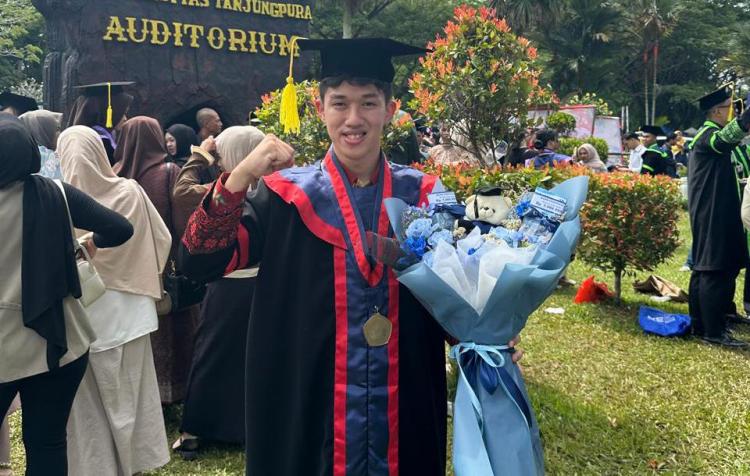 Promotor Combat Sport Kalbar, Alex Kristian Resmi Sandang Gelar Magister dari Universitas Tanjungpura
