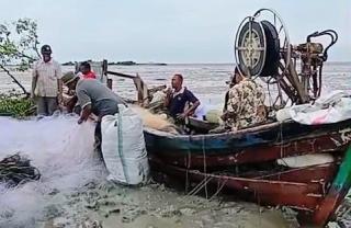 Waspada Cuaca Ekstrem, Amukan Laut Selat Malaka Nyaris Renggut Nyawa Nelayan Muntai