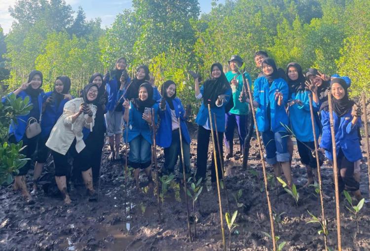 Hadapi Krisis Iklim, KOPRI Perkuat Peran Perempuan Lewat Aksi Tanam Mangrove