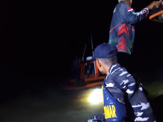 Pos TNI AL Bengkalis Beraksi di Tengah Gelombang Ekstrem, Tim Basarnas Diselamatkan