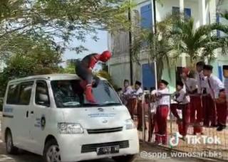 Dari Film ke Dunia Nyata: Spiderman Bawa Kegembiraan dan Makanan Bergizi Murid SD Bengkalis 