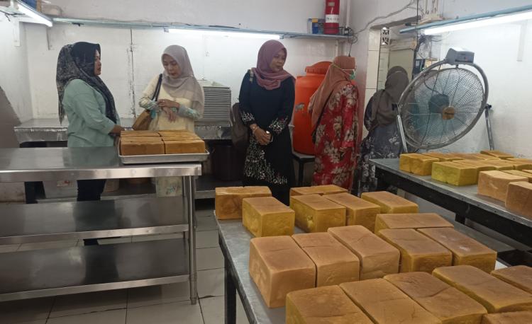 Dinkes Bengkalis Bersama Puskesmas Bengkalis Gelar IKL di Pabrik Roti