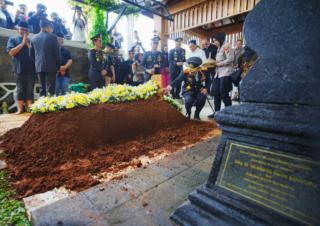 Kapolri Antar Eyang Meri ke Peristirahatan Terakhir, Keteladanan Menjadi Nafas Pengabdian Polri