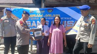 Senyum Anak Pesisir Berseri, Satpolairud Bengkalis Bagikan Bantuan Sekolah