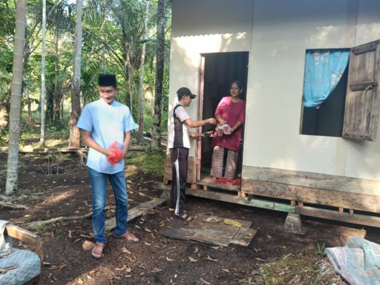 Menjelang Berbuka, PPDI Bantan Antar Takjil ke Rumah Warga