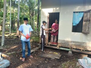 Menjelang Berbuka, PPDI Bantan Antar Takjil ke Rumah Warga