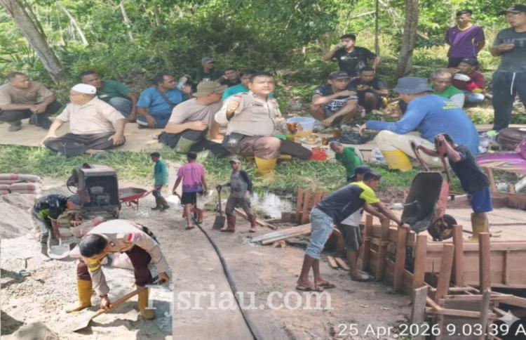 Gotong Royong Polisi dan Warga Kembung Luar Wujudkan Jembatan Merah Putih Kapolda Riau