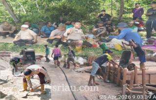 Gotong Royong Polisi dan Warga Kembung Luar Wujudkan Jembatan Merah Putih Kapolda Riau
