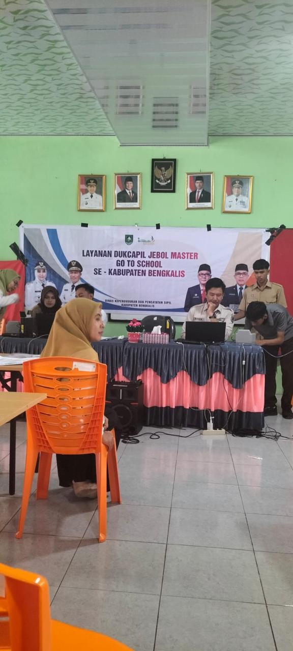 Disdukcapil Bengkalis Rekam Data 98 Pelajar SMAN 3 Lewat Program Jemput Bola