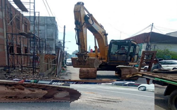 Hotmix Jalan Sudirman Bengkalis Rusak, Excavator Turun dari Trado Tanpa Alas Jadi Sorotan