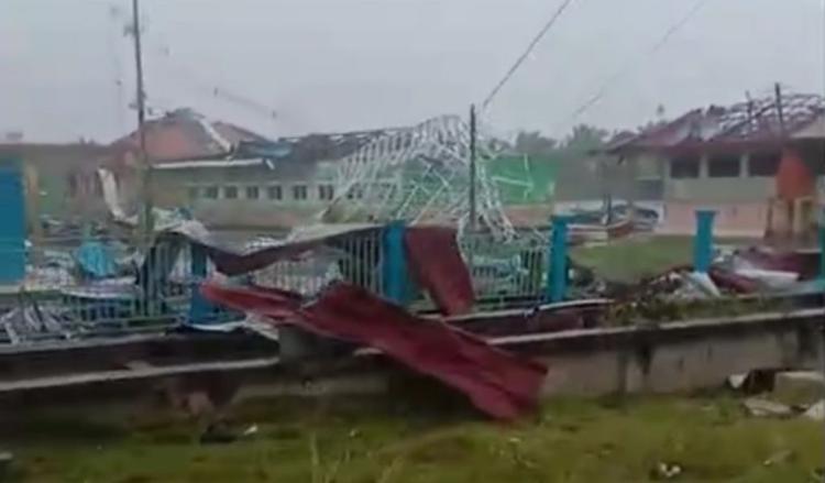 Puting Beliung Porak-Porandakan SMPN 1 Bandar Laksamana, Atap Bangunan Beterbangan