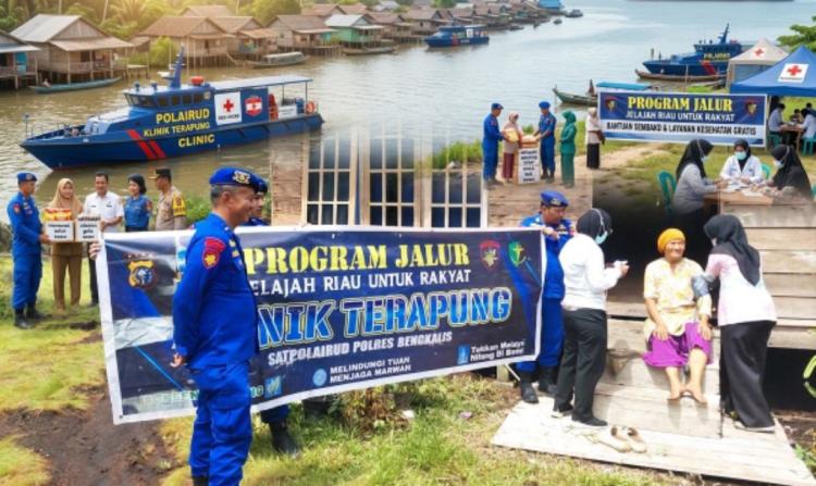 Klinik Terapung Satpolairud Jangkau Pesisir Bengkalis, Warga Terima Layanan Kesehatan dan Sembako