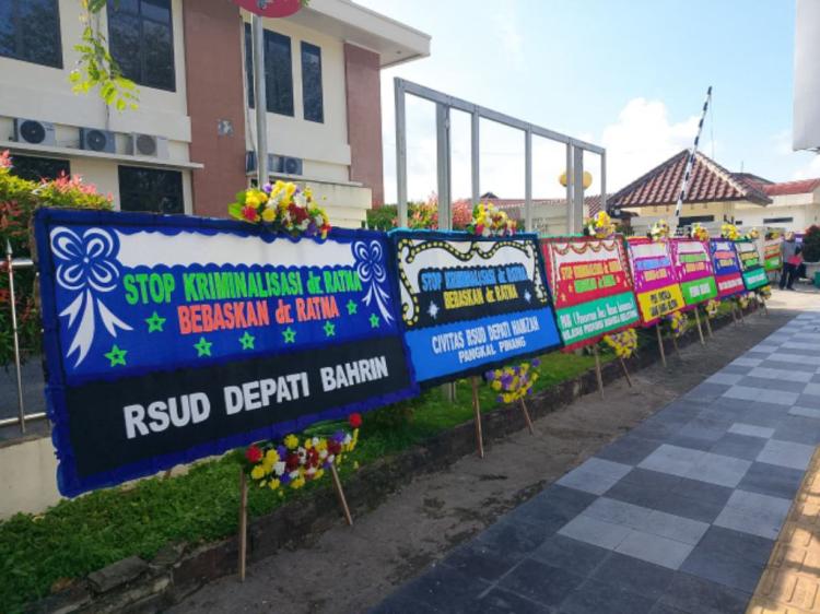 Puluhan Karangan Bunga Penuhi PN Pangkalpinang, Dokter Serukan Stop Kriminalisasi dr Ratna