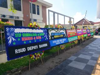 Puluhan Karangan Bunga Penuhi PN Pangkalpinang, Dokter Serukan Stop Kriminalisasi dr Ratna